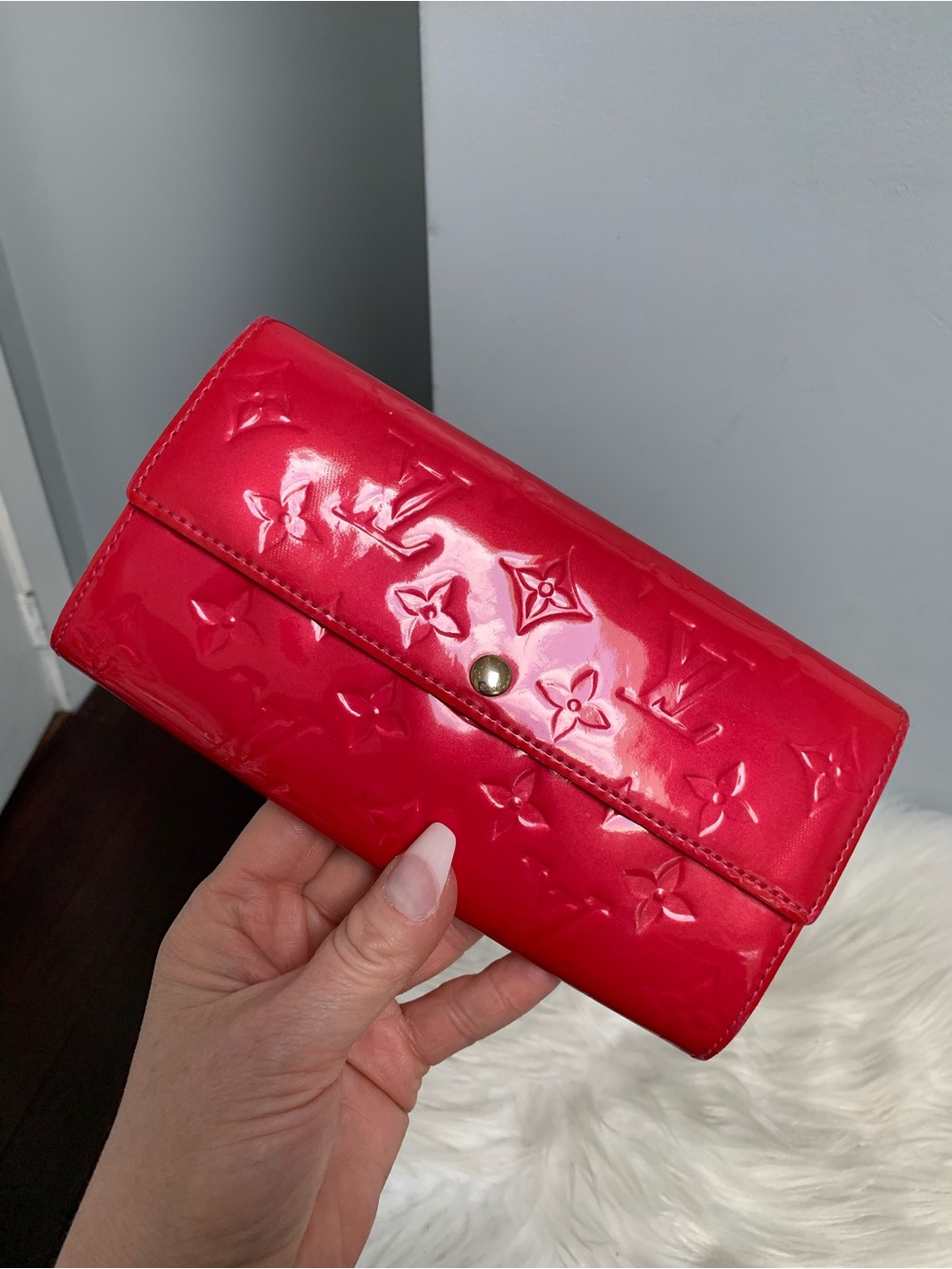 2009 authentic Louis Vuitton Sarah wallet in HOT pink vernis leather